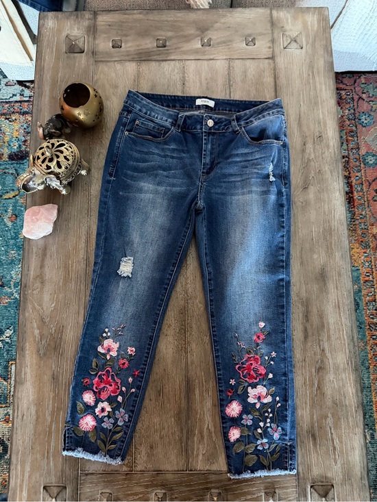 Kensie Denim - Kensie Dark Blue Cropped Jeans with Floral Embroidery
